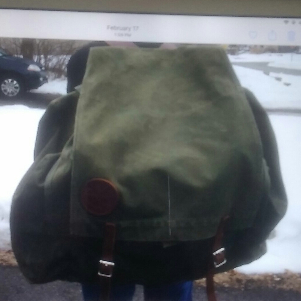 3 Duluth Packs and 2 large quality no name packs